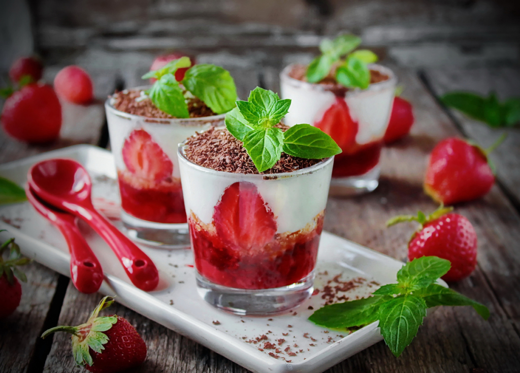 Egészséges bűnözés: 5 vegán epres desszert sütés nélkül