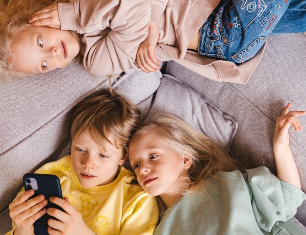 Ki nem találnád, milyen nevelési elvekkel hozták összefüggésbe a gyerekek problémás internethasználatát
