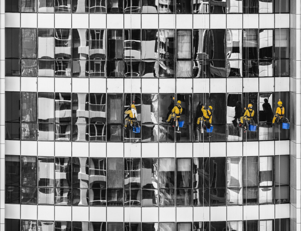 „Kaspóba vizelt az igazgató” – Ablakmosók mesélnek, mit láttak kintről