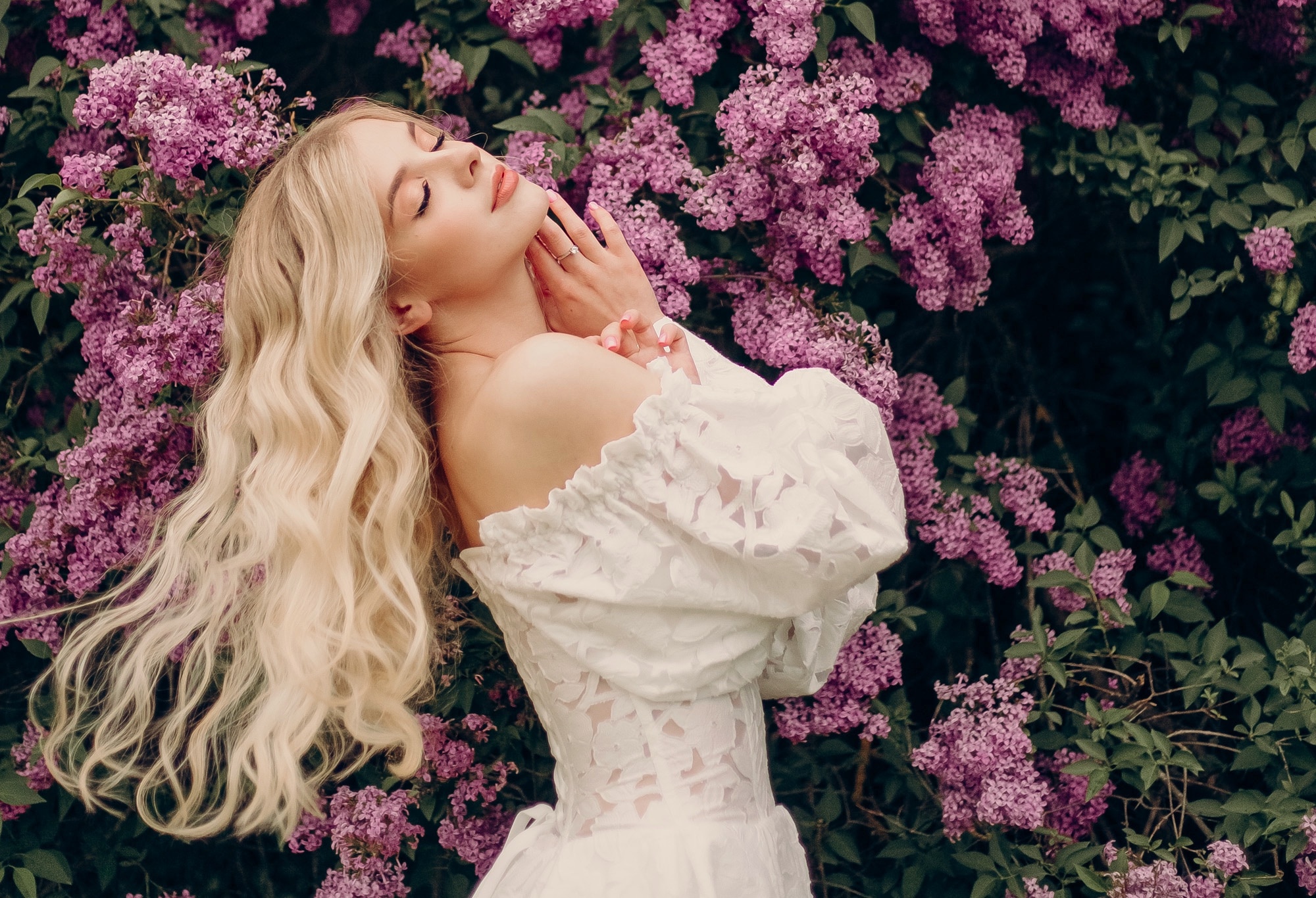 Нас каждого что-то комкает, и каждого что-то мучает...