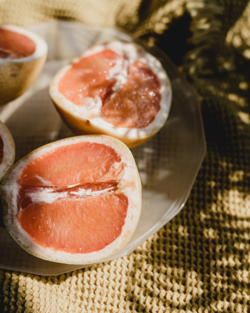 A grapefruit szintén szóba kell, hogy kerüljön, ha a béta-karotinról van szó, de a listánkra nem is a barnulást segítő anyag, hanem likopin tartalma miatt került fel. Ez a tápanyag ugyanis elsősorban azért felel, hogy megvédje a bőrödet a káros UV-sugaraktól, így nehezebben égsz le és a bőrrák esélye is csökkenhet a megfelelő likopin fogyasztás mellett. A naptejet természetesen így se hagyd ki, de ha nem csak sülni, hanem barnulni is szeretnél, facsarj a reggelid mellé egy pohár friss grapefruit levet, vagy fogyaszd tízóraira, uzsonnára a kalóriaszegény, de laktató gyümölcsöt.