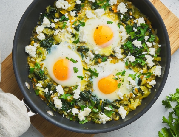 A nyári hétvégék kedvenc reggelije – így készíts zöld shakshukát