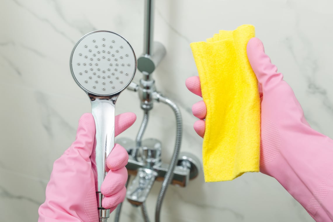 Van egy egyszerű módszer a zuhanyrózsa tisztítására