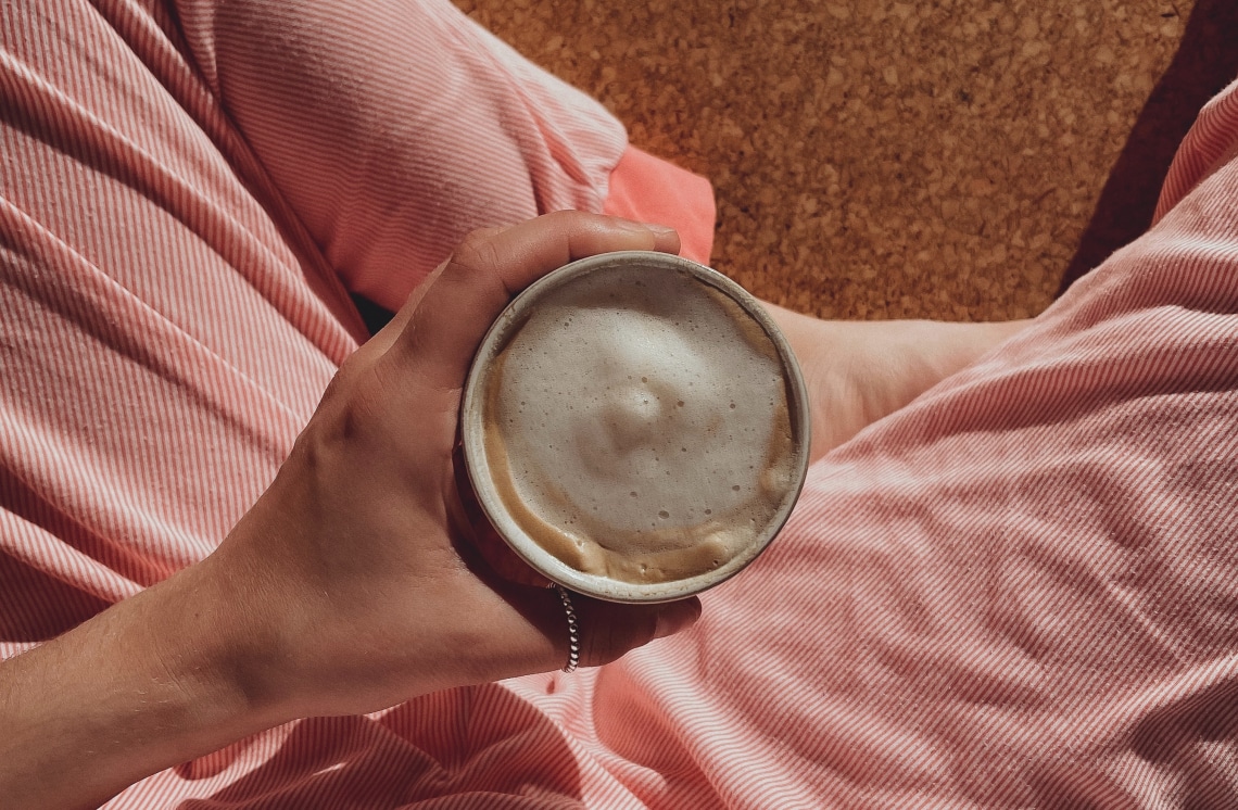 A kávé ízét befolyásoló tényezők – a bögre anyaga és színe is számít