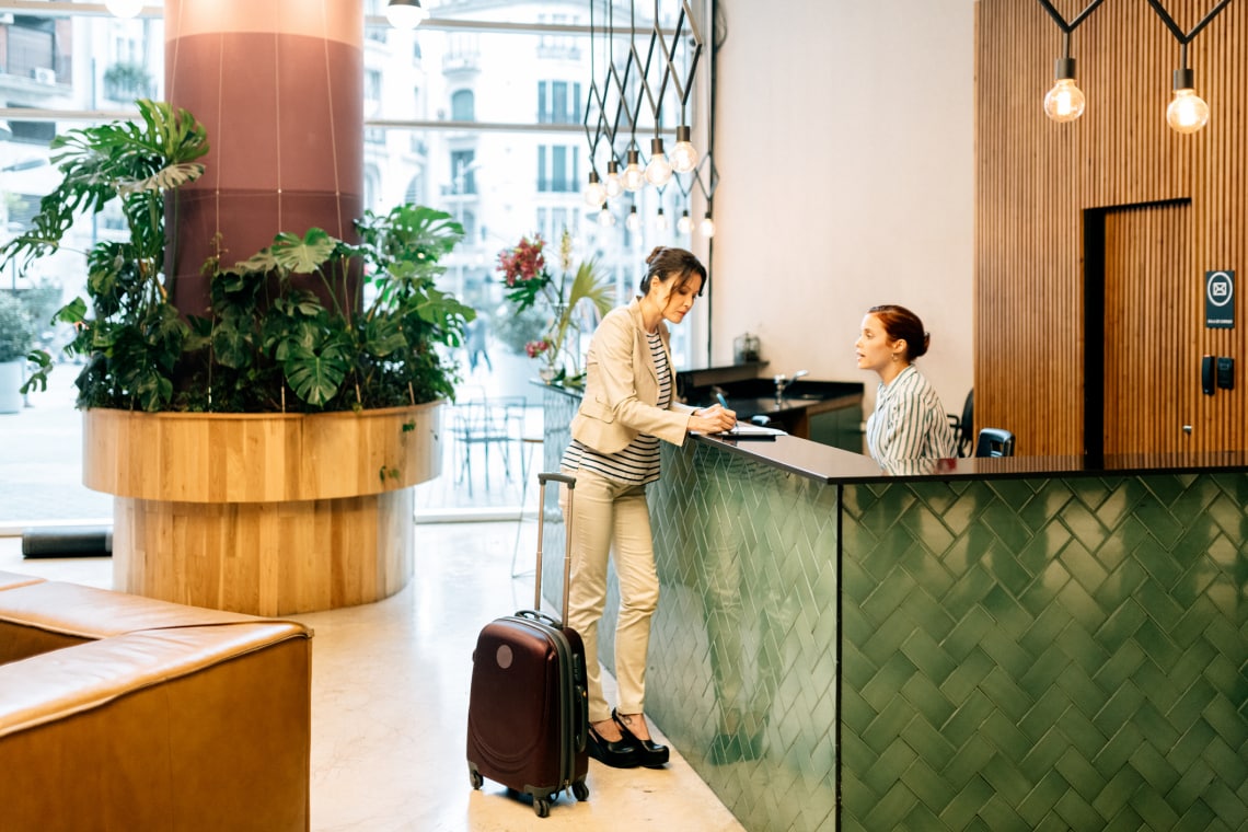 „Mondd, hogy elveszett a töltőd, minden hotelnek van a talált tárgyak között” – Tippek szállodai dolgozóktól