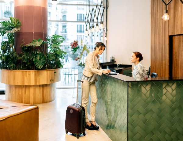 „Mondd, hogy elveszett a töltőd, minden hotelnek van a talált tárgyak között” – Tippek szállodai dolgozóktól
