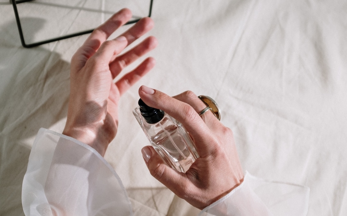 Tényleg vonzóbbá tesznek a feromonos parfümök?