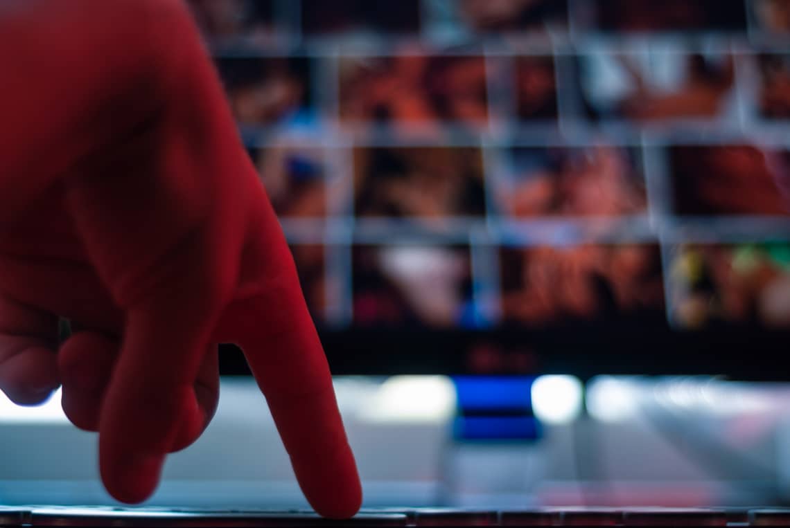 Hoppá: Az emberek fele pornót néz munkaidőben?