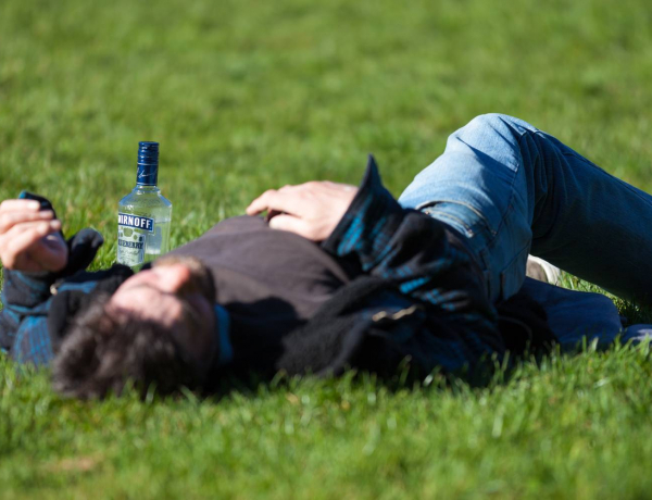 Hogyan segítsünk alkoholizmussal küzdő barátunknak?