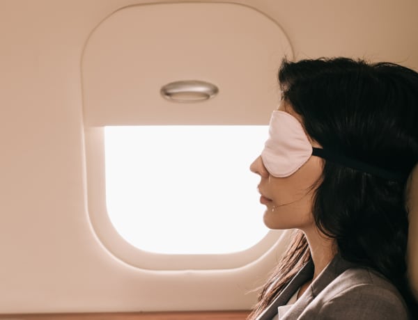 Alvás a repülőn: Légiutas-kísérők trükkjei, hogy kipihentebben landolj