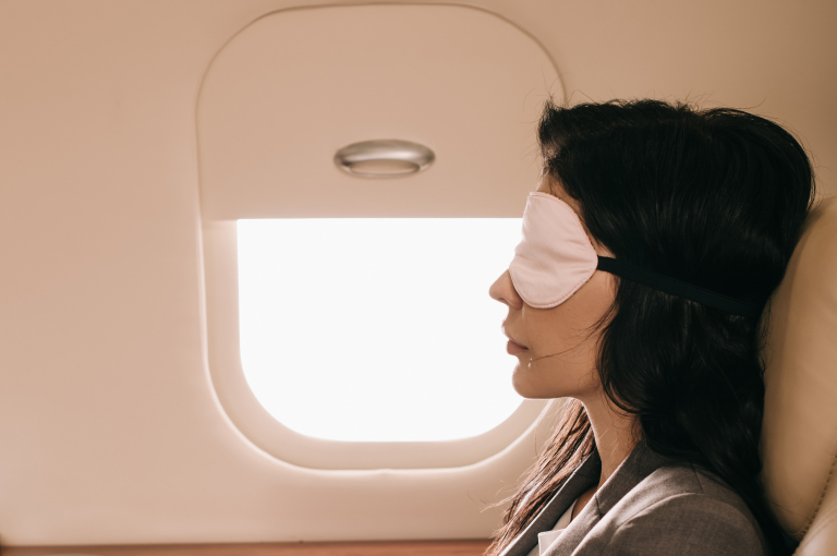 Alvás a repülőn: Légiutas-kísérők trükkjei, hogy kipihentebben landolj