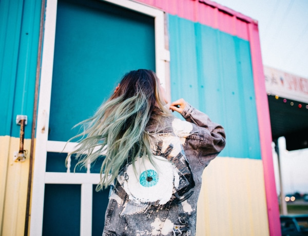 Így díszítsd az unalmas farmerdzsekidet – és megsokszorozod az értékét!