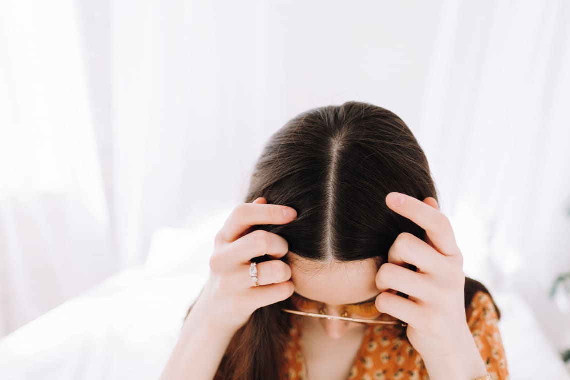 A fejbőrön lévő lerakódástól lelapul a hajad – így szabadulj meg tőle a fodrász szerint