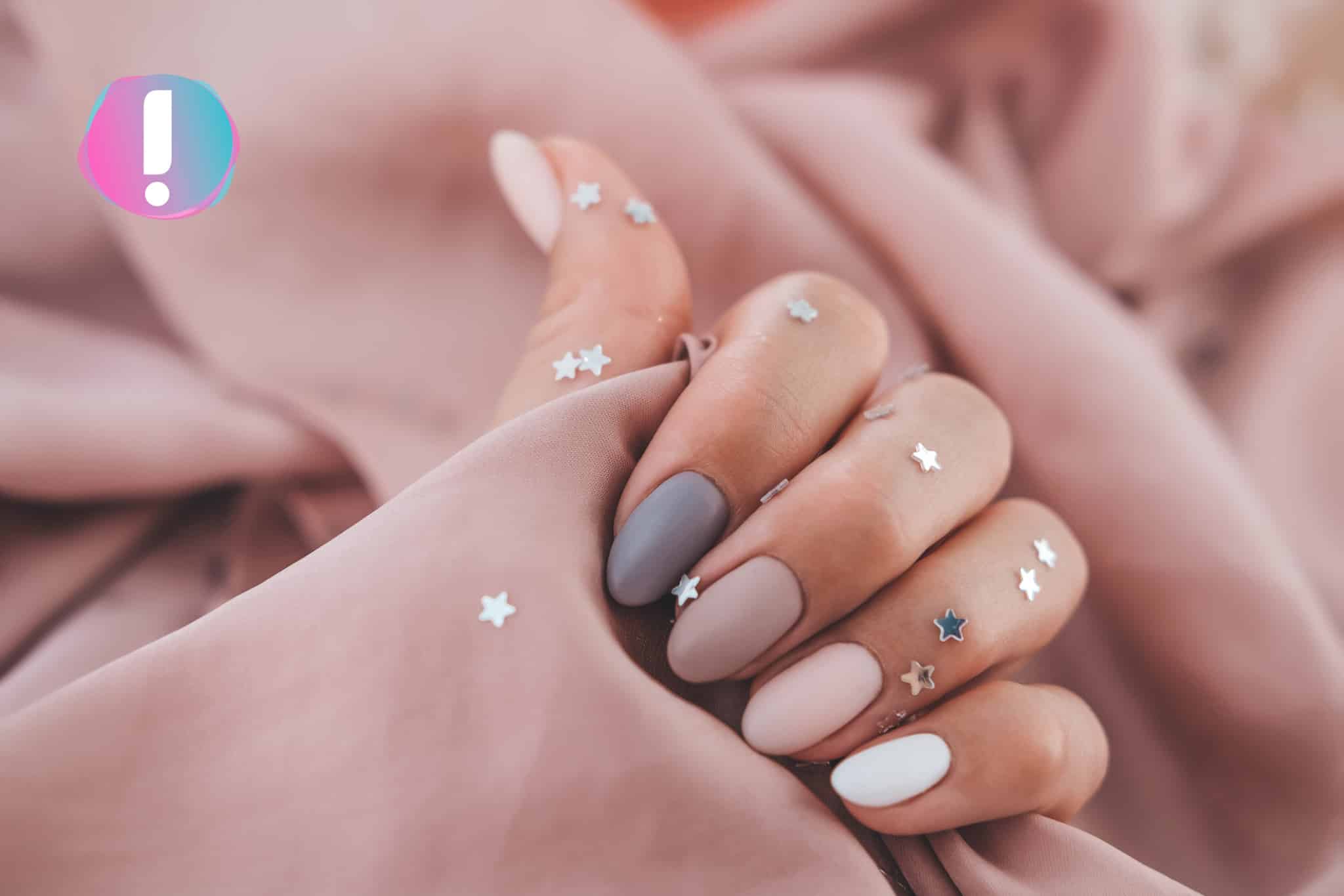 ногти синие с золотом. маникюр с сердечками на короткие. ногти на февраль. цвет ногтей на февраль 2024. маникюр на короткие ногти на 14 февраля.