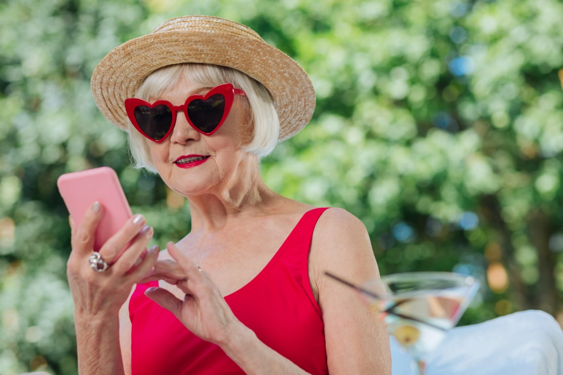 Idős néni a telefonba suttogva: „Szexi alsógatyában vagy?”