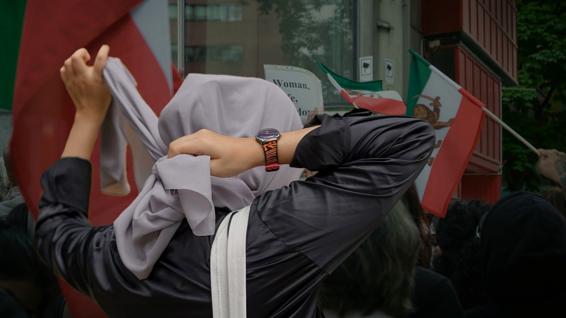 Levágta a saját haját, és felkötötte a kerítésre: Így harcolnak a nők az iráni elnyomók ellen