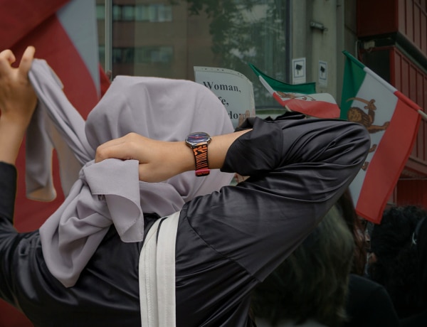 Levágta a saját haját, és felkötötte a kerítésre: Így harcolnak a nők az iráni elnyomók ellen