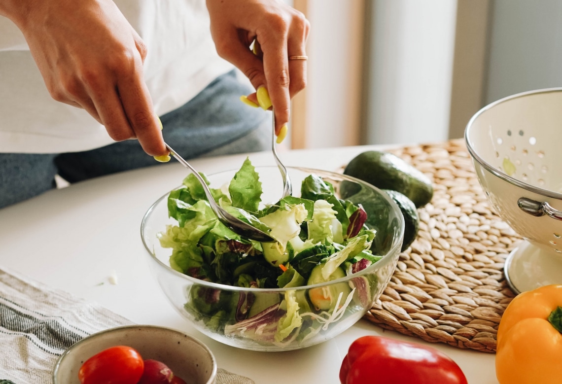 Így tarthatod tovább frissen a zacskós salátát