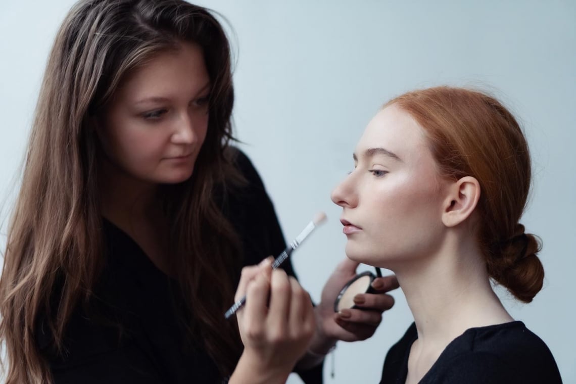 Így varázsolhatod igazán ragyogóvá az ünnepi sminkedet – Fábián Dóra makeup artist válaszol