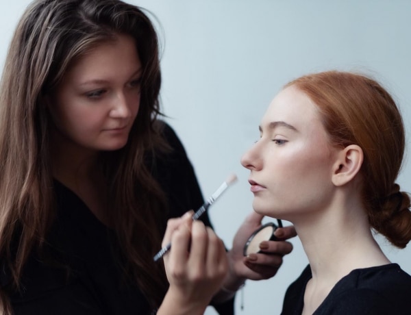 Így varázsolhatod igazán ragyogóvá az ünnepi sminkedet – Fábián Dóra makeup artist válaszol