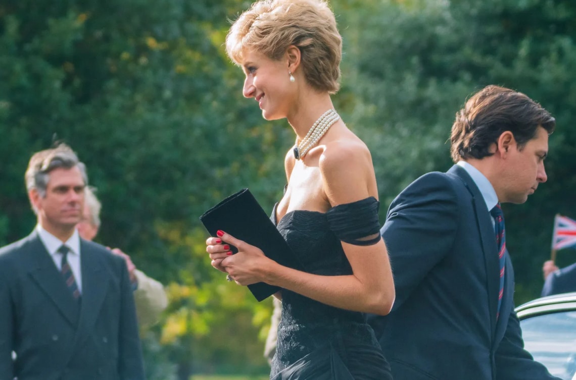 Megtévesztő hasonlóság. Diana hercegné 10 ikonikus szettje A koronában és a valóságban