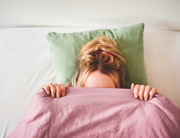 Ez történik a bőröddel, ha sminkben alszol el – ne tedd!