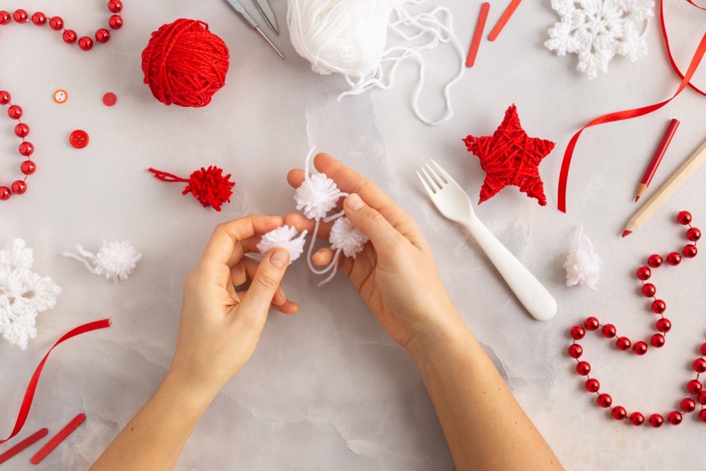10 cuki ünnepi projekt: pomponos díszek karácsonyra