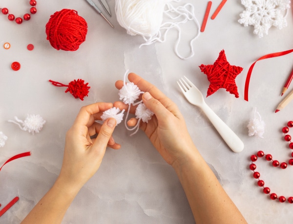 10 cuki ünnepi projekt: pomponos díszek karácsonyra