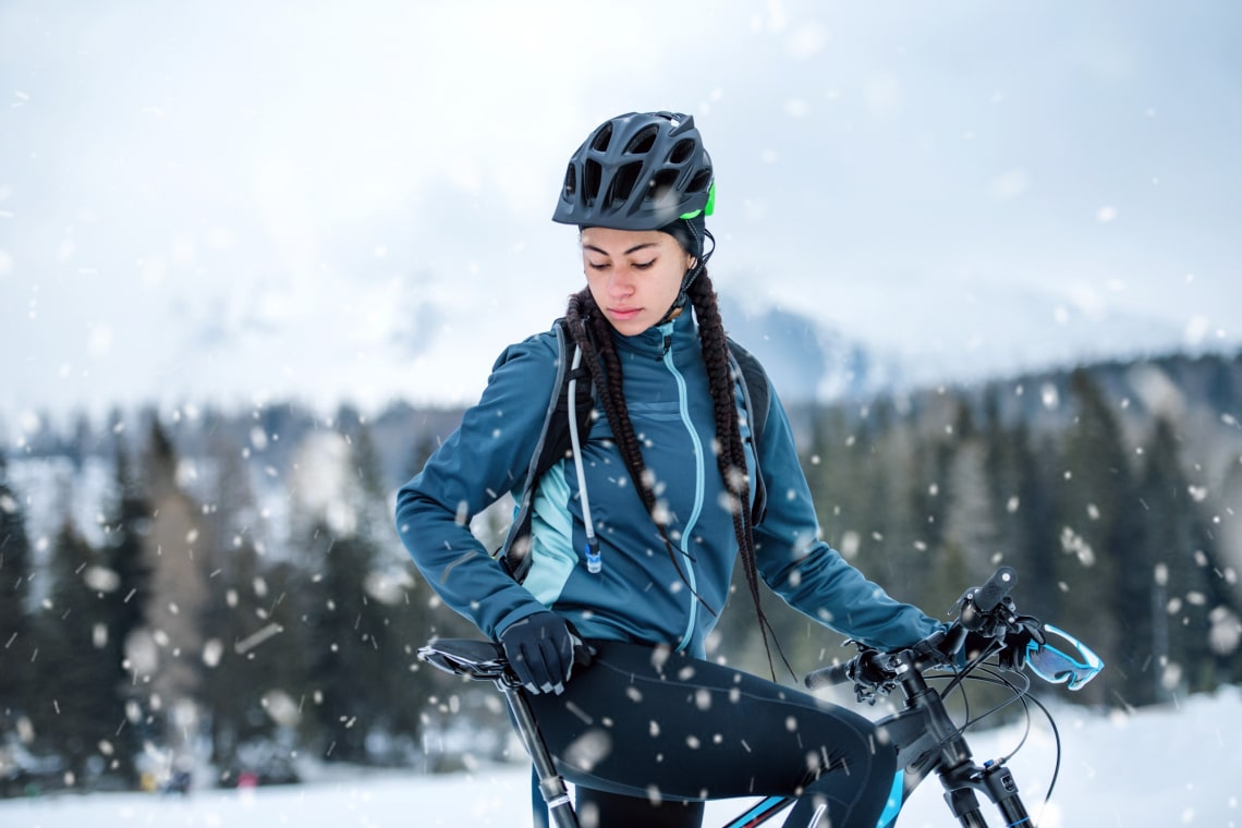 Télen is biciklivel jársz? Ezekre figyelj biztonságod és ízületeid érdekében!