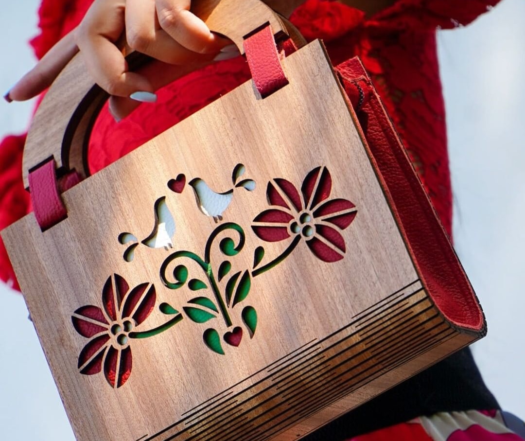 A bőr eleganciájának és a fa egyediségének találkozása – interjú az AGNI’S Bags tulajdonosával