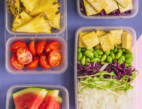 7 szuper-egészséges ebéd ötlet, amit 2023-ban pakolhatsz a munkába