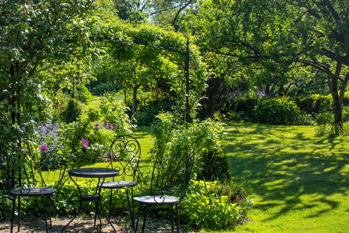 Egy bútorfestő mesés kertje és vintage csodái – ismerd meg a Rózsakertet