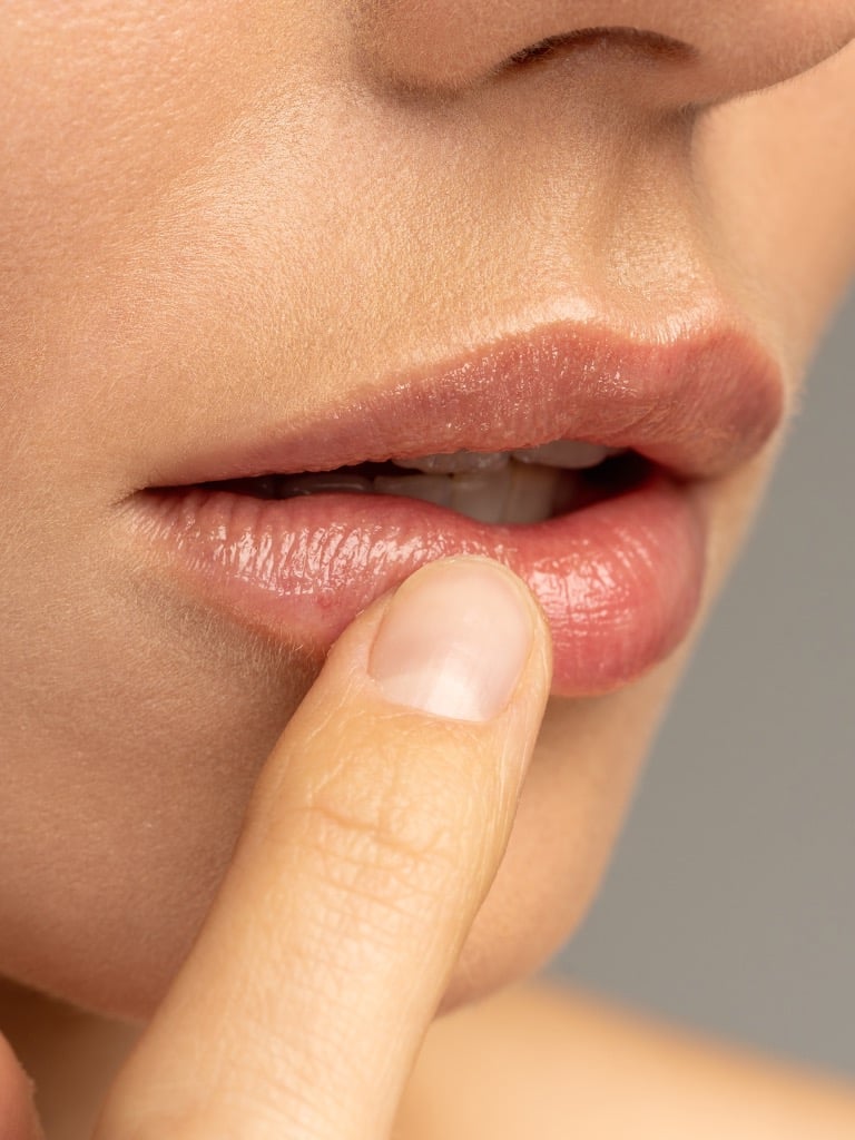 Forró/égő/vörös ajkak