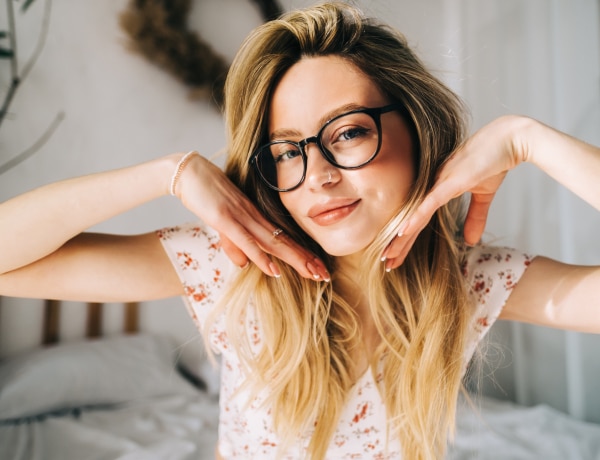 8 zseniális sminkelési trükk, ha szemüveges vagy