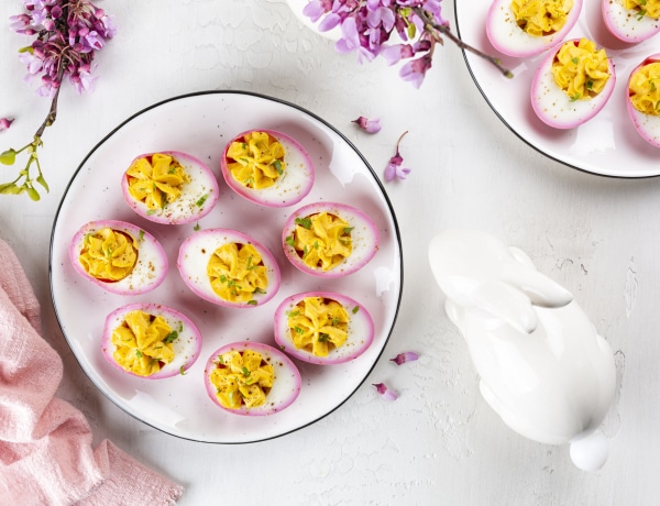 6 asztaldísznek is beillő, színes töltött tojás húsvétra