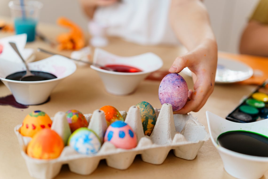 Csak a gyerek temperája kell: 10+1 egyszerű tojásdíszítő tipp hobbi festékkel