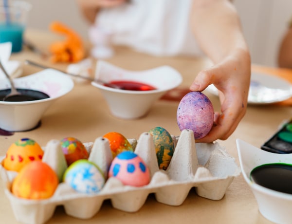 Csak a gyerek temperája kell: 10+1 egyszerű tojásdíszítő tipp hobbi festékkel