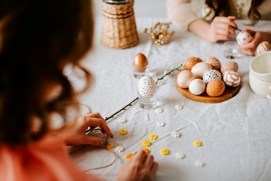 Tojásfestés a gyerekkel: 7 kedves tojásdíszítő tipp