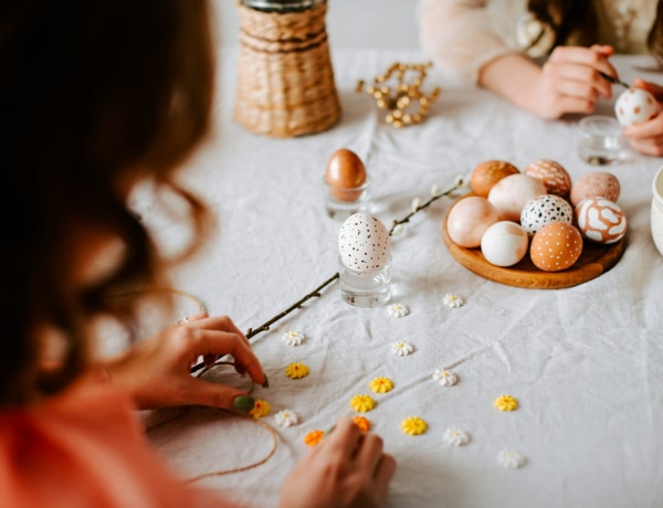 Tojásfestés a gyerekkel: 7 kedves tojásdíszítő tipp