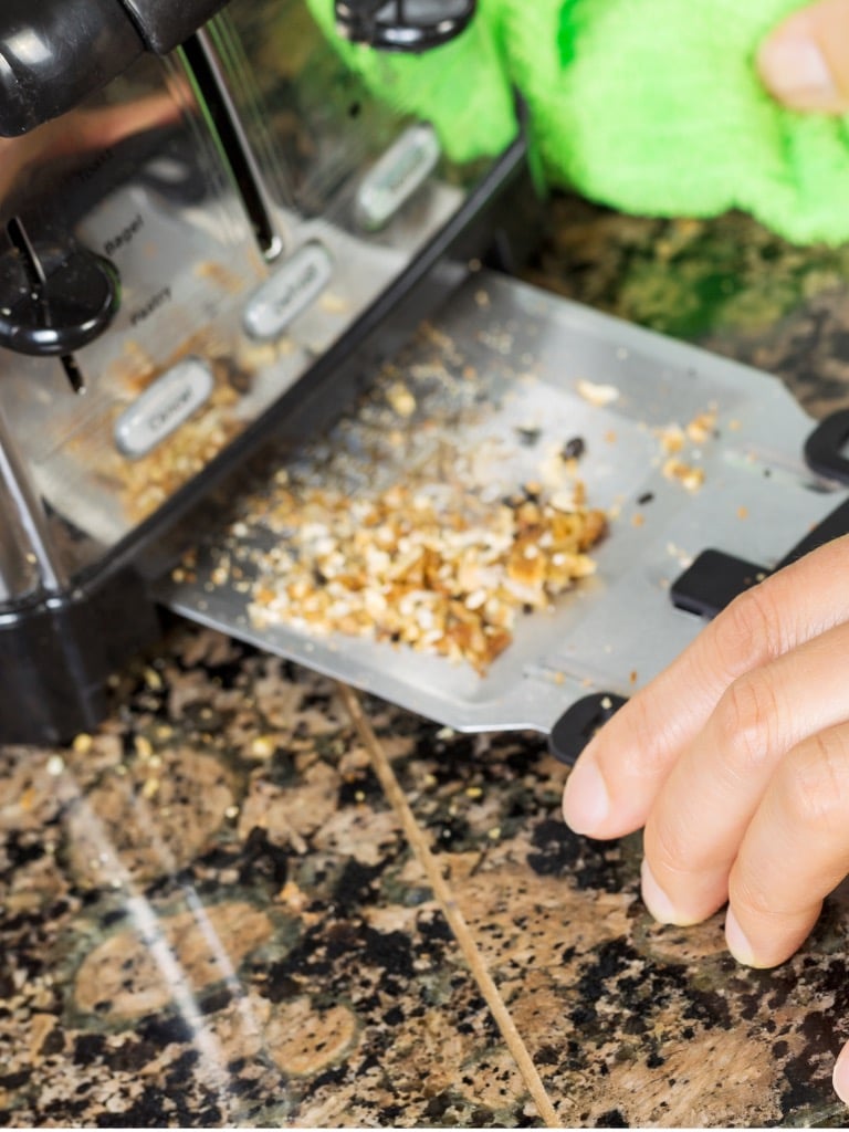 Ürítsd ki és mosd le a morzsatálcát