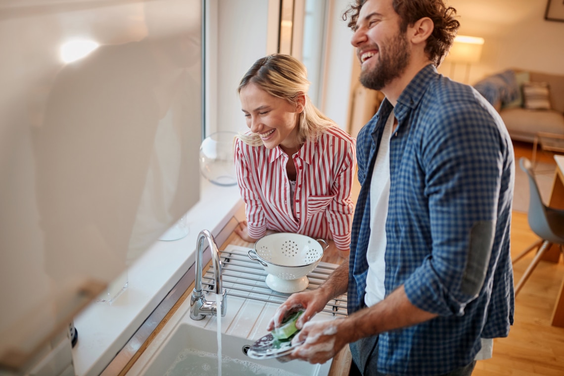 7 módszer, amivel észrevétlenül ráveheted a férjedet, hogy többet segítsen otthon 