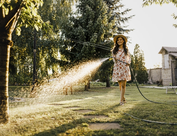 Ha így öntözöd a pázsitot, sokáig zöldellni fog