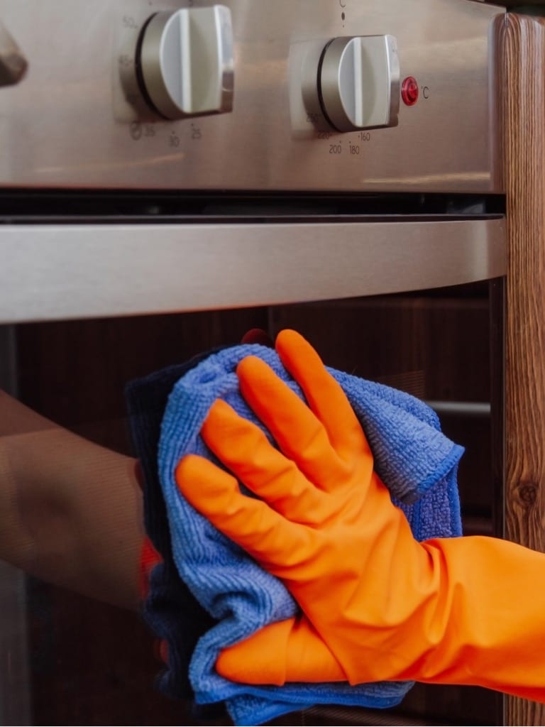 Így tisztítsd meg a sütő ajtaját