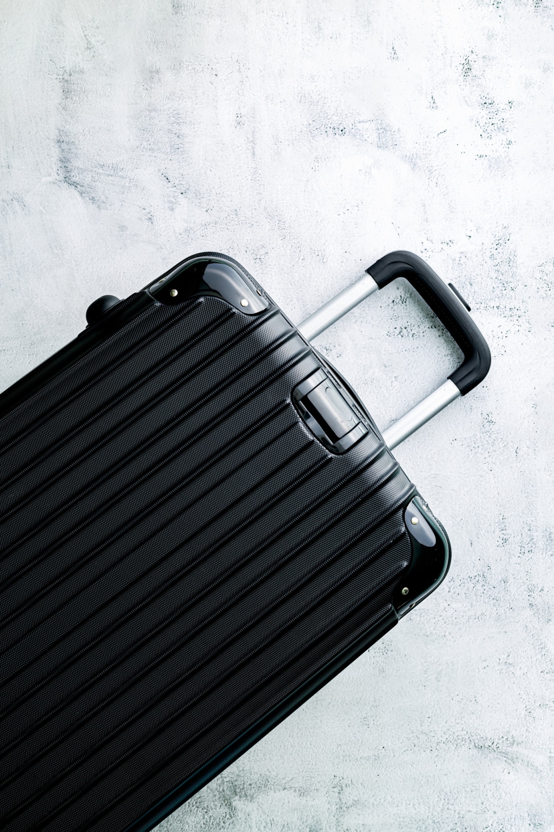 Hogyan távolítsuk el a bőröndön lévő karcolásokat?