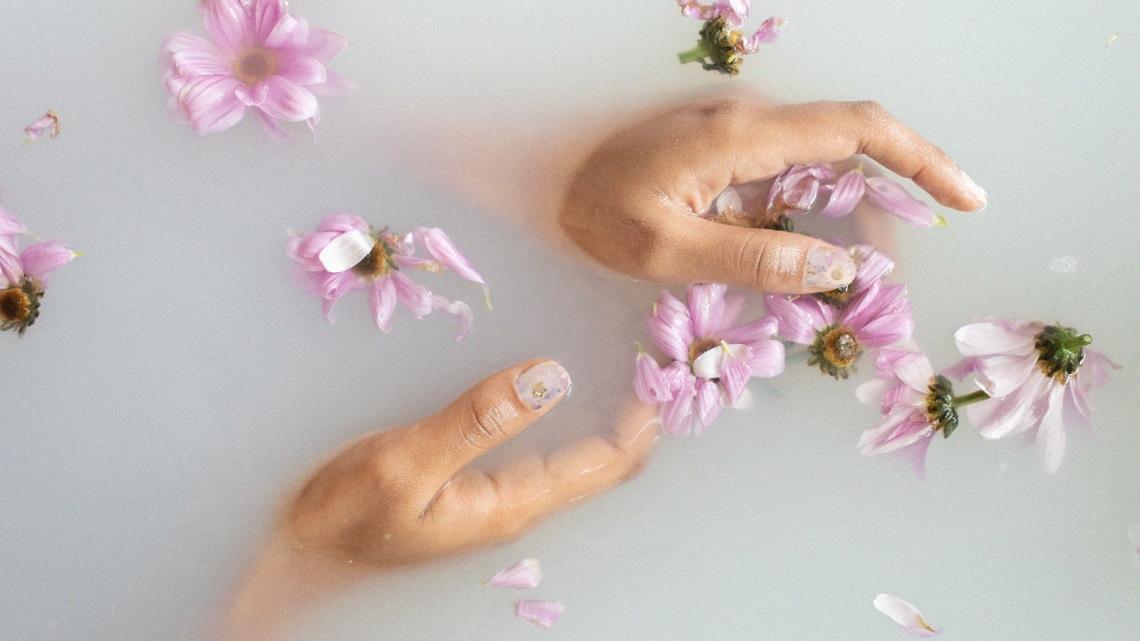 A tejfürdő manikűr a tavasz legromantikusabb trendje – 10 csodás inspiráció