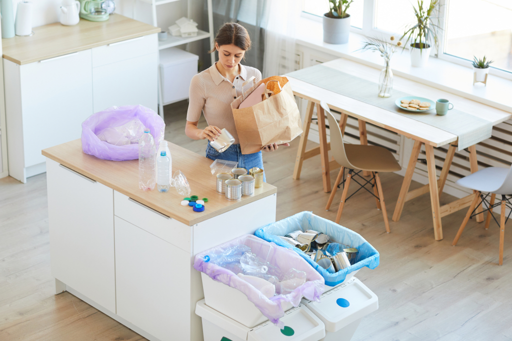 A szemeteskuka kitisztítása: tisztítási tippek a friss illatért