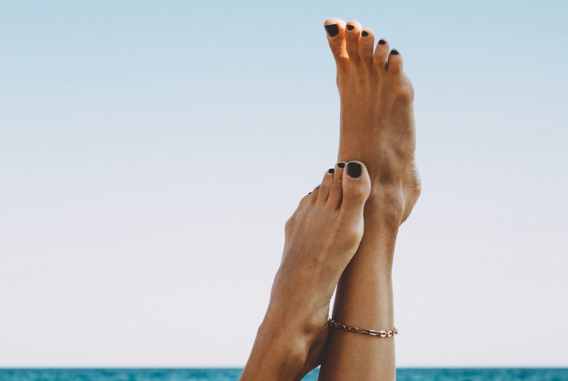 Nyári pedikűr 2025: 10+1 szín, amitől nem tudsz majd elszakadni