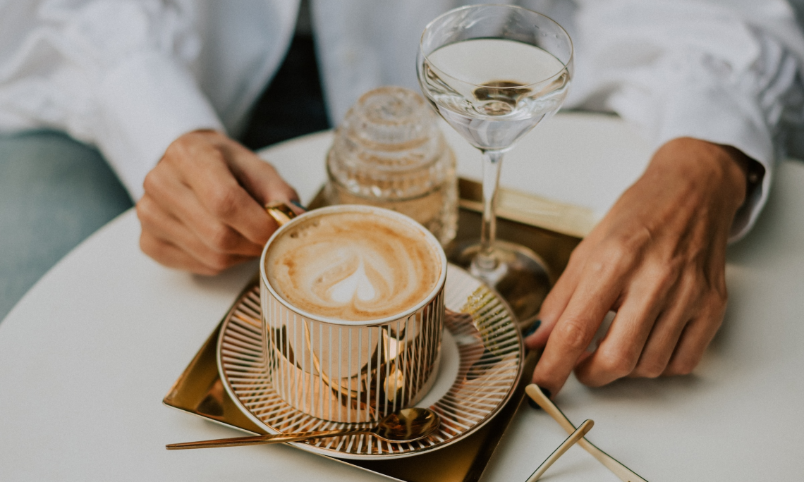 Ha így iszod a kávét, kedvezel a fogaid egészségének