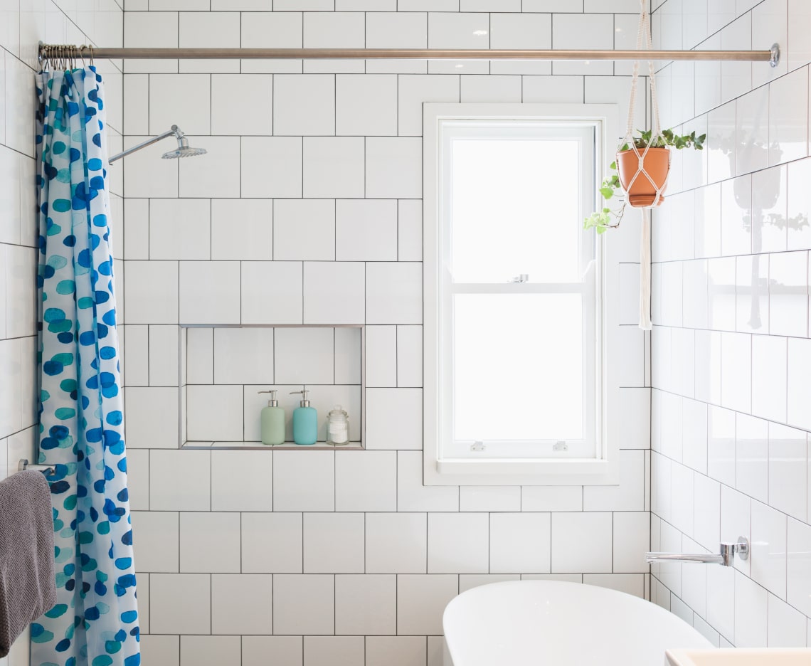 Penész, vízkő, szappan: így tisztítsd meg a zuhanyfüggönyt