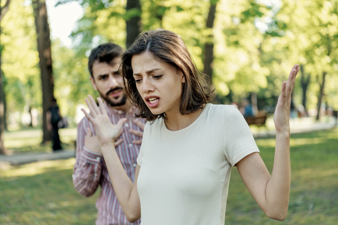 Gyanús, hogy titkolózik a párod? A „pocketing” árulkodó jelei